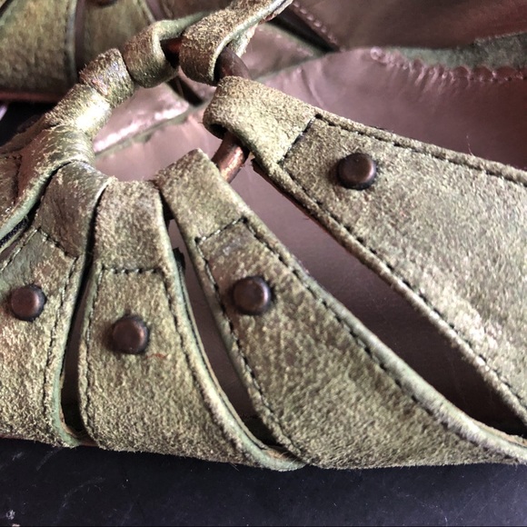 Gorgeous NWT Kenneth Cole Kitten Heels Green Suede Precise Cut Size 6 1/2 - Picture 13 of 13